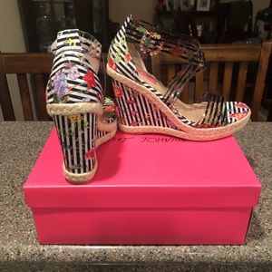 Betsey Johnson Floral “Fraser” Wedges BNIB 👠👑